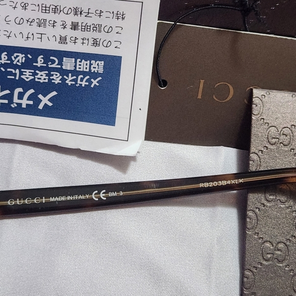 Gucci Oversized Sunglasses - Picture 9 of 15